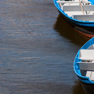 barche azzurre nel canale.jpg